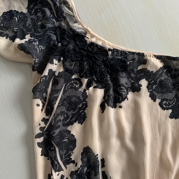 Women’s size small Guess shirt - Picture 2 of 3